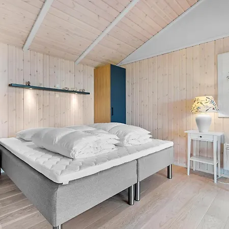 Holiday home 4 Bedroom Cozy In Hojslev