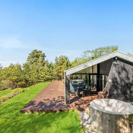 4 Bedroom Cozy In Holiday home *