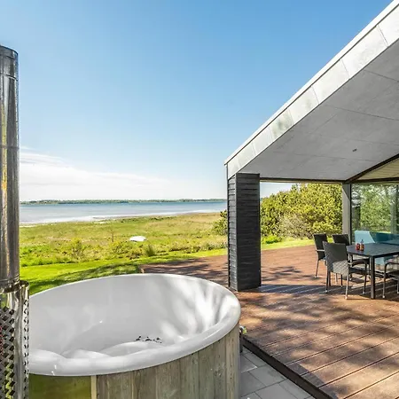 4 Bedroom Cozy In Holiday home Hojslev