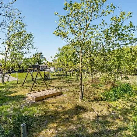 4 Bedroom Cozy In Holiday home *