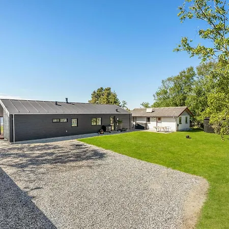 Holiday home 4 Bedroom Cozy In Hojslev