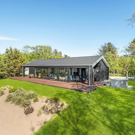 4 Bedroom Cozy In Holiday home *